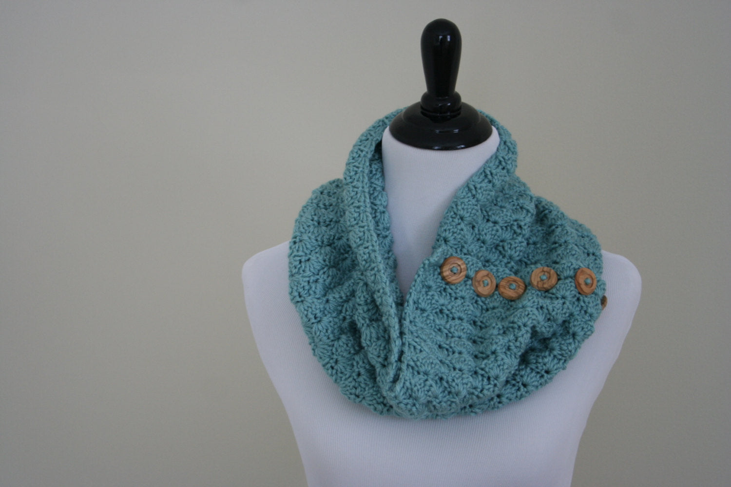 Scalloped Cowl with Button: Crochet pattern